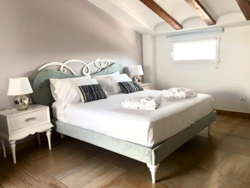 CarcheCasa Boquera的卧室配有一张带白色床单和枕头的大床。