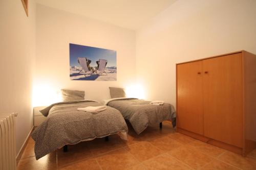 兰索尔Pont de Toneta 4,2 Ransol, Zona Grandvalira的一间卧室配有两张床和橱柜