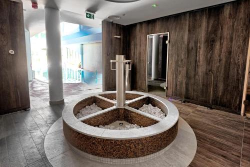 奥古斯图Hotel Wojciech的木板房内的大石头浴缸