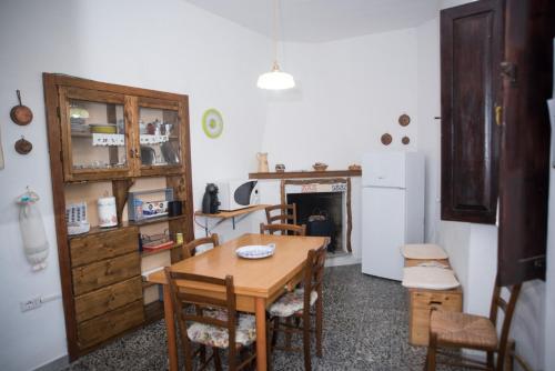 维拉普特祖Green House的厨房配有桌椅和冰箱。