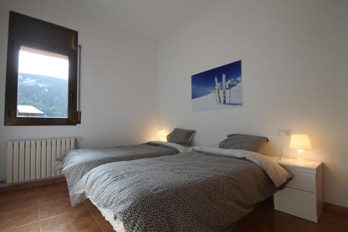 兰索尔Pont de Toneta 4,4 Ransol, Zona Grandvalira的白色客房的两张床,设有窗户