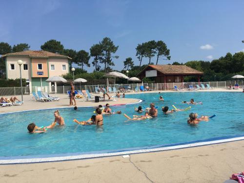 苏斯通Résidence Mes Amours d'Enfants - Les Villas du Lac的一群人在游泳池里