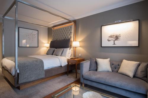 利兹索普公园Spa酒店的酒店客房,配有床和沙发