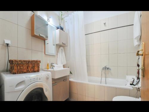 普里诺斯Athanasia's Apartments的一间带洗衣机和水槽的浴室
