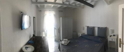 菲利库迪岛I 5 PASSI的一间卧室设有蓝色的床和窗户。