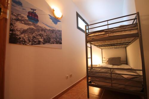 兰索尔Pont de Toneta 5,1 Ransol, Zona Grandvalira的客房设有一张双层床,墙上挂着一幅画