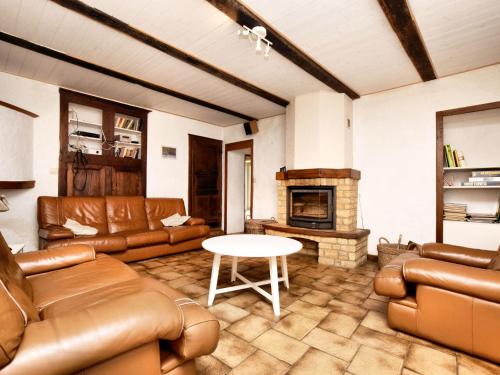 希尼Fine group house with sauna garden的客厅配有皮革家具和壁炉