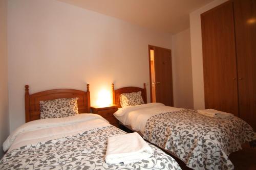 兰索尔Pont de Toneta 6,2 Ransol, Zona Grandvalira的一间卧室配有两张床和一盏灯