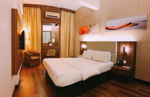 峇株巴辖京都酒店的卧室配有一张白色大床