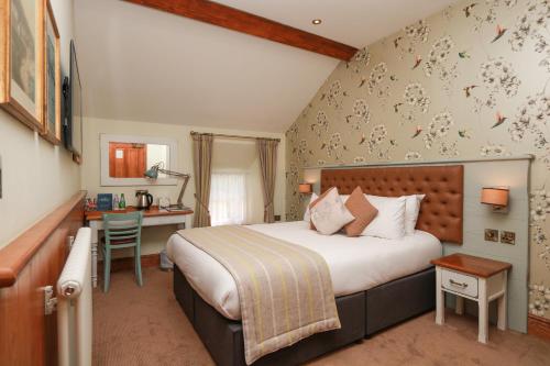 希舍姆The Royal Heysham的酒店客房设有一张大床和一张书桌。