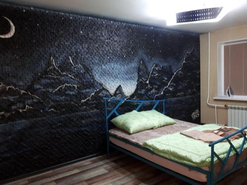 KanskАпартаменты двухкомнатные的一间卧室,墙上有绘画作品