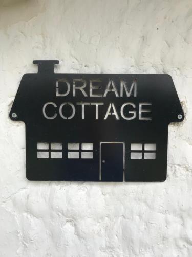 BallintoberDream Cottage的墙上的黑标,上面写着“梦幻小屋”