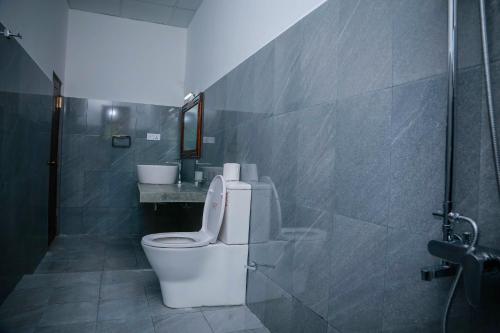 埃拉埃拉格兰德城市酒店的一间带卫生间和水槽的浴室