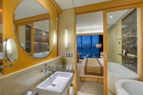 重庆国贸格兰维大酒店的一间浴室