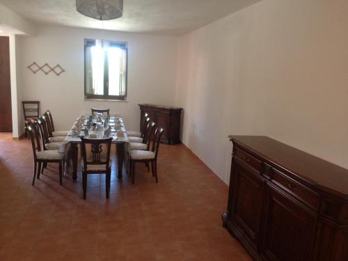 San Mauro CastelverdeVilla Tiberio的一间带长桌和椅子的用餐室