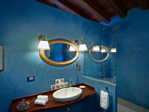Valle de Guerra海赛达德瓦丽螺斯肯雅乡村民宿的蓝色的浴室设有水槽和镜子