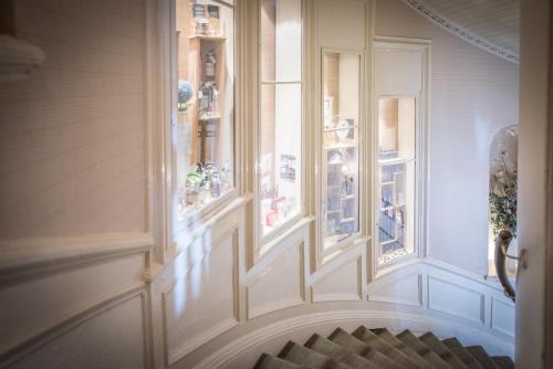 奥本斯特拉斯莫尔皇家酒店的楼梯,带窗户和楼梯间