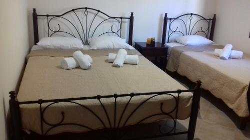 尼亚普拉莫斯Ammolofoi Villa Maria sea view的客房内的两张床和白色枕头