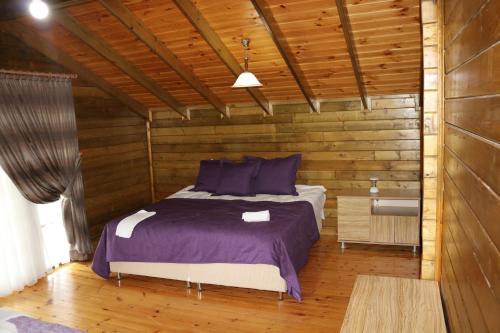 GeredeliCastle Nolana的小木屋内一间卧室,配有一张床