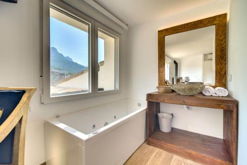 BenissivaEl Secret de la Forada Adult Only的带浴缸、水槽和镜子的浴室