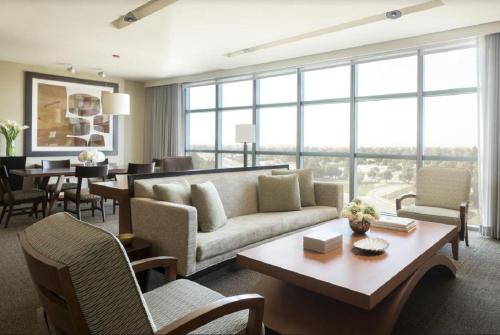 帕罗奥多硅谷东帕洛阿尔托四季酒店的客厅配有沙发和桌子