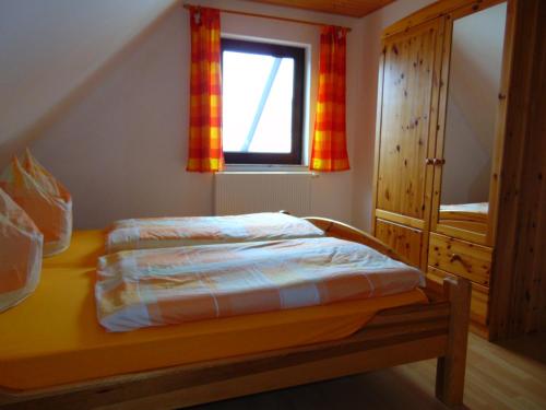 QuilitzFerienhaus Am Peenestrom的一间小卧室,配有床和窗户