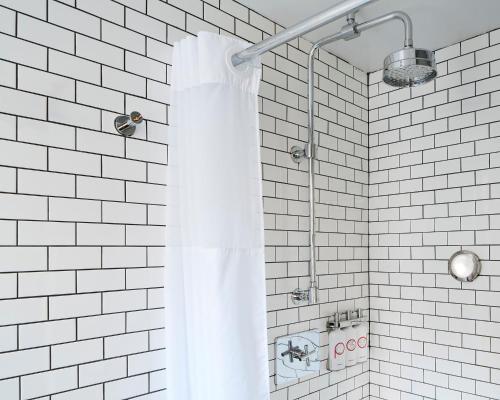 纽约珀德51酒店的白色瓷砖淋浴和浴帘