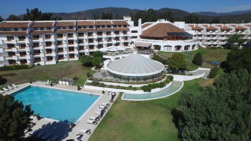 迈滕西约玛贝拉度假酒店的享有酒店空中美景,设有游泳池