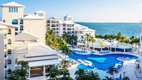 坎昆Occidental Costa Cancún - All Inclusive的享有带游泳池的度假村的空中景致