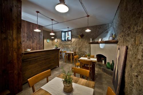 卡瓦德蒂雷尼Una Volta的一间带桌椅和壁炉的餐厅