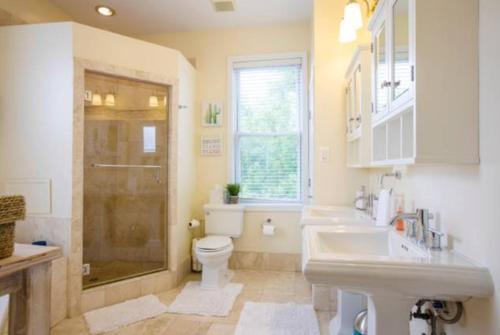 华盛顿会议中心/洛根圈大型舒适度假屋的浴室配有卫生间、盥洗盆和淋浴。