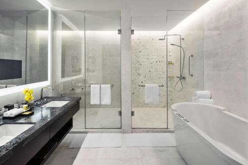 麦加马卡阿马尔凯悦酒店 的白色的浴室设有浴缸和淋浴。