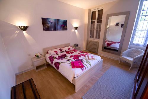 图卢兹Maison Toulousaine avec jardin的一间卧室配有一张带粉色床单和镜子的床