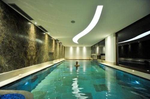 罗塔迪马尼亚米瑞蒙蒂度假村及Spa酒店的在游泳池游泳的人