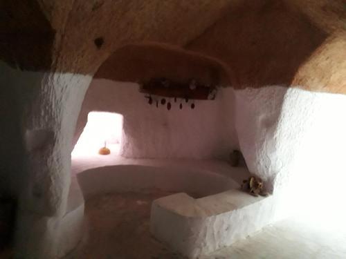 MatmataAu Trait d'Union Tijma Matmata的一间洞穴内带浴缸的客房