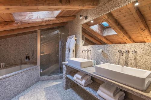 梅杰夫玛丽菲尔姆酒店的浴室配有2个盥洗盆、淋浴和浴缸。