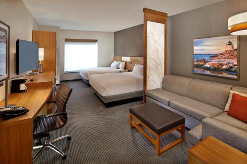 沃里克Hyatt Place Warwick/Providence Airport的酒店客房,配有床和沙发