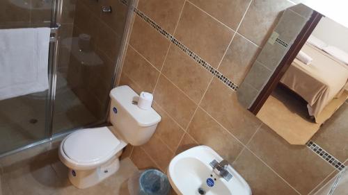 Los SantosHotel Kevin的浴室配有卫生间、盥洗盆和淋浴。
