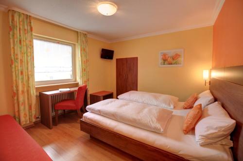 鲁斯特利奇酒店的酒店客房配有两张床和一张书桌