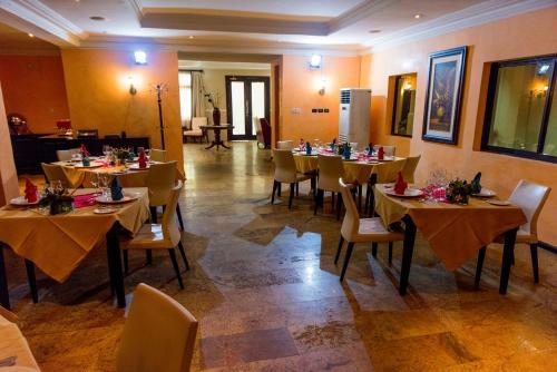 拉各斯加利福尼亚州清纯精华温泉疗养度假酒店的一间在房间内配有桌椅的餐厅