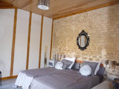 Saint-Georges-lès-BaillargeauxLe Haut Fontaine : minis maisons de charme的卧室配有一张床,墙上设有镜子