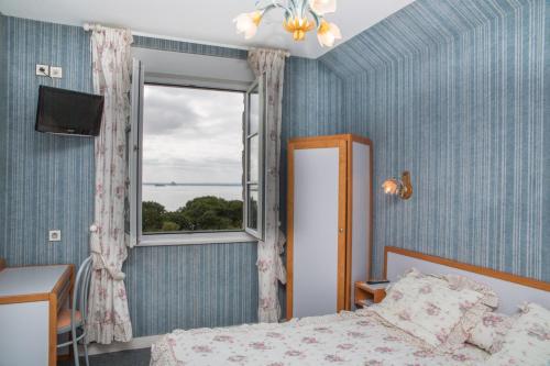 ChampeauxLes Hermelles的一间卧室设有一张床和一个窗口