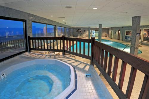 西塞德Promenade Inn & Suites Oceanfront的房屋阳台的热水浴池