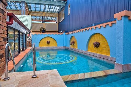 艾塔龙海滩伊唐龙海滩旅游度假酒店的一座带游泳池的大楼内的大型游泳池