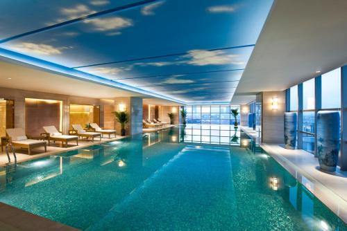 廊坊廊坊富力万达嘉华酒店的酒店大堂的大型游泳池