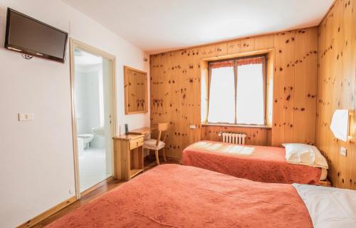 艾尔伯格K2酒店客房内的一张或多张床位