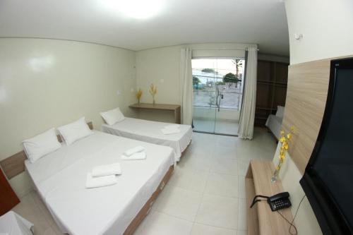 北茹阿泽鲁圣安德烈 - 欧阿波斯托洛旅馆的小房间设有两张床和窗户