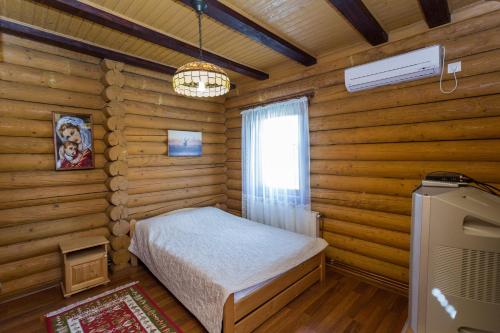 迪达Gostynnyi dim Zatyshok的小木屋内一间卧室,配有一张床