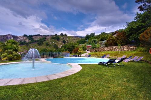 阿尔库什迪瓦尔德维什Eco-Bungalow的庭院中一个带喷泉的游泳池