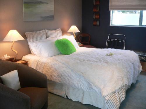 努盖特角莫利纽克住宿加早餐旅馆的一间卧室配有一张带绿色枕头的床
